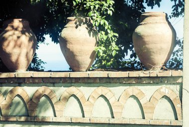 Sicilya 'nın tarihi Taormina caddesinde kil çömleğe bitki ekin.