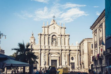 Catania, Sicilya, İtalya. 9 Ağustos 2018. İnsanlar saat 12 'de yürüyor.