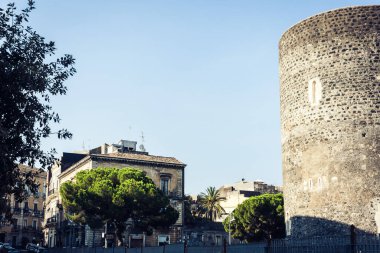 Castello Ursino yakınlarındaki bir sokakta. Catania, Sicil 'de antik bir kale.