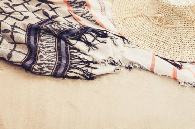 Eski yaz hasır hasır hasır plaj çantası, güneş gözlüğü ve çanta.