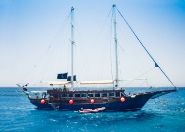 Ras Mohamed Milli Parkı 'nda turistlerle yelkenli gezisi.