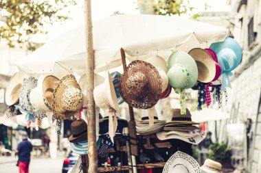 Catania caddesindeki bir alışveriş merkezinde satılık şapkalar, Sici