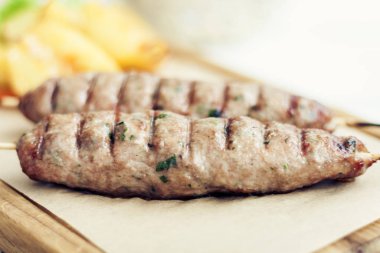 Kızarmış et ve otlar, kabile içinde geleneksel Yunan yemeği.