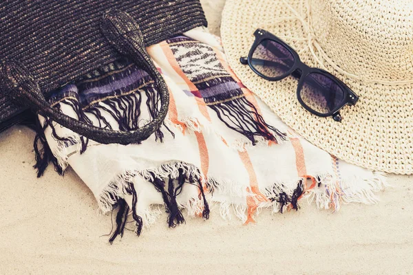 Vintage zomer rieten rieten strandtas, zonnebril, muts cover-up — Stockfoto