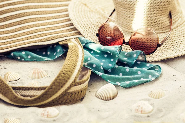 老式夏季柳条式稻草沙袋，太阳镜，帽子罩 — 图库照片