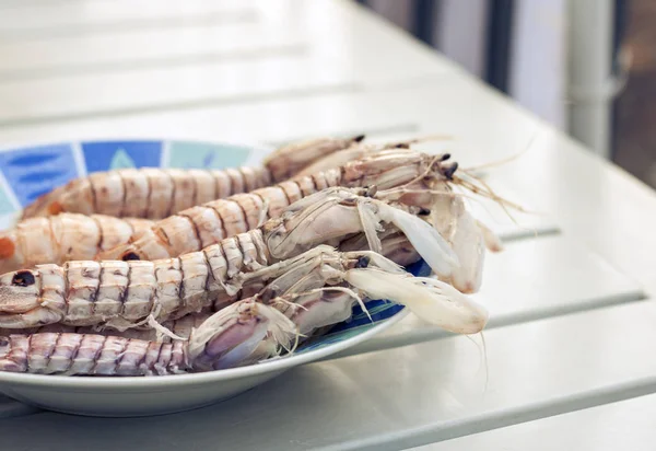 Camarões vermelhos cozidos no prato, frutos do mar do peixe ma — Fotografia de Stock