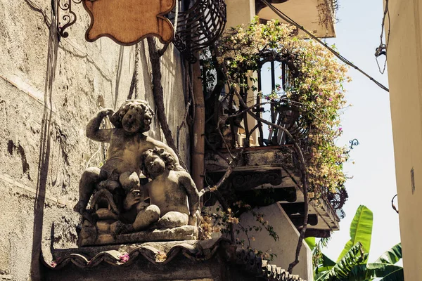 Facciata muraria di antico edificio barocco a Taormina, arco tradizionale — Foto Stock