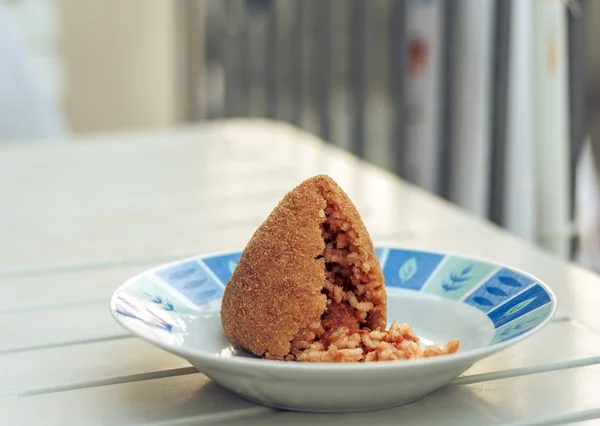 Sizilianische Jause, gebratene Reisbällchen arancino auf einem Teller, typisch — Stockfoto