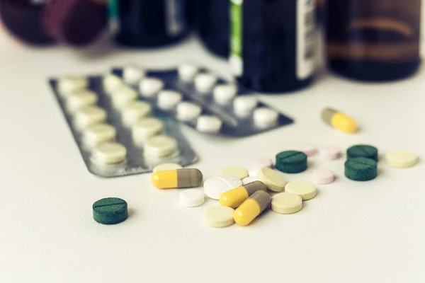 Φάρμακα πράσινα, ροζ και κίτρινα χάπια ή κάψουλες σε λευκό backg — Φωτογραφία Αρχείου