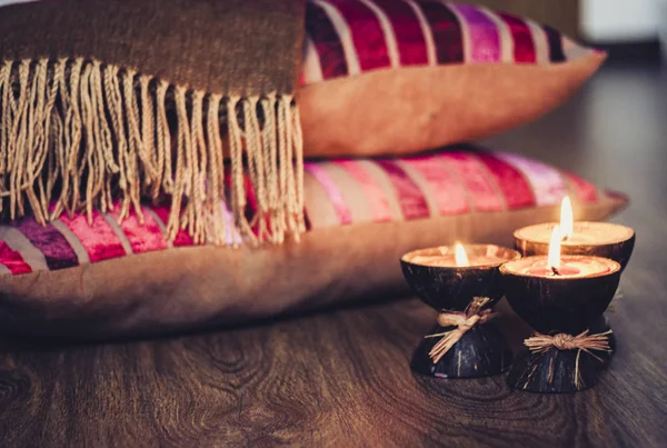 코코넛 껍질에 스파 향 촛불을 켜고 버 건디 베개를 태우는 모습 — 스톡 사진