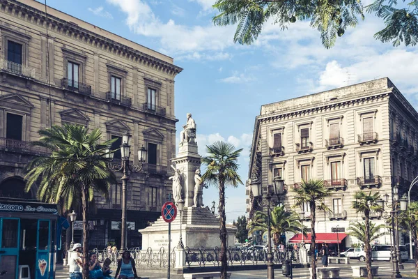 Catania, Sicilië, Italië 08 augustus 2018: mensen in de buurt van beroemde l — Stockfoto