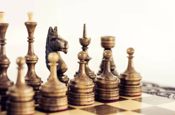 Дерев'яні шахові фігури на шахівниці, концепція лідерства на білому — стокове фото