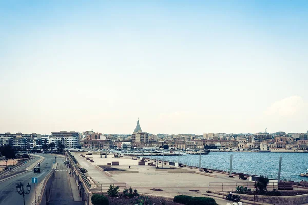 Strandpromenade der Insel ortygia (ortigia), Blick auf Syrakus, Sizilien, — Stockfoto