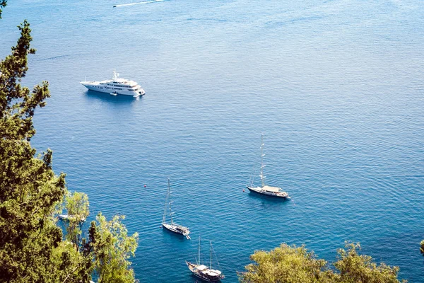 Vista mare con barca a vela, barca a motore da Taormina, Sicilia, Italia . — Foto Stock