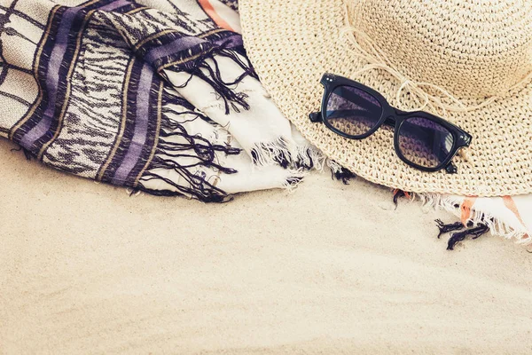 Vintage zomer rieten rieten strandtas, zonnebril en tas op th — Stockfoto