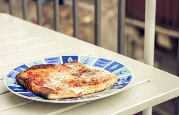Pizza con prosciutto, mozzarella, pomodori della pasticceria catanese — Foto Stock