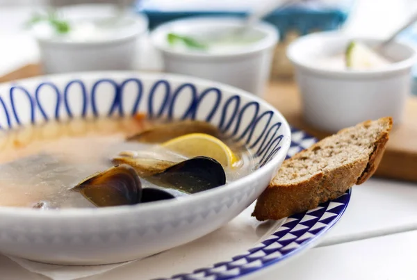 Sopa de mariscos con mejillones, gambas y pescado en tazón blanco con bl — Foto de Stock