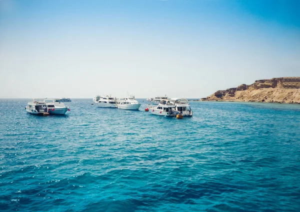 Barche a vela con turisti nel Mar Rosso vicino alla costa di Sharm El S — Foto Stock