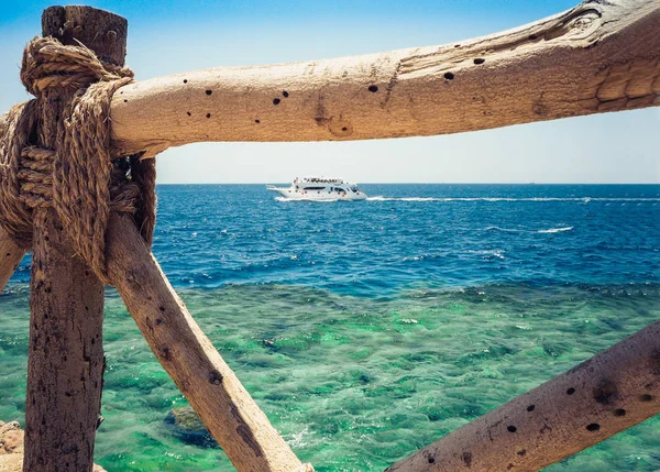 Costa del Mar Rosso con una recinzione in legno e ombrelloni a Sh — Foto Stock