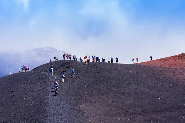 Góra Etna, Katania, Sycylia, Włochy 10. sierpnia 2018: Ludzie w — Zdjęcie stockowe