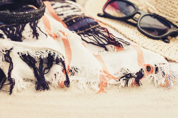 Vintage zomer rieten rieten strandtas, zonnebril, muts cover-up — Stockfoto