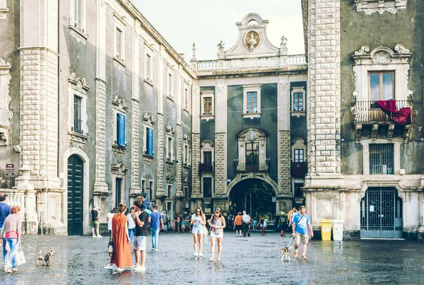 Catania, Sicilië 15 augustus 2018: mensen lopen op historische s — Stockfoto