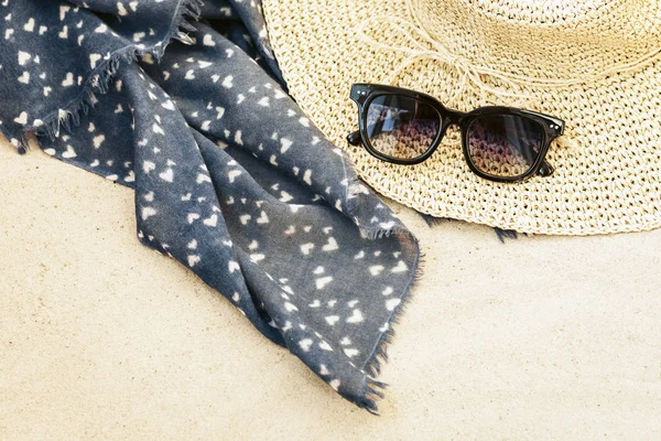 Ročník letní proutěný sláma plážový pytel, sluneční brýle a taška na th — Stock fotografie