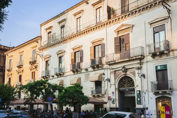 Catania, Sicilië 09 augustus 2018: mensen lopen op straat o — Stockfoto