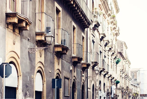 Gyönyörű városkép Olaszország, történelmi utca Catania, Sici — Stock Fotó
