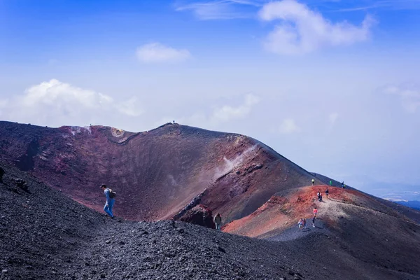 Etna Dağı 'nda yürüyen insanlar, doğu kıyısında aktif volkan... — Stok fotoğraf