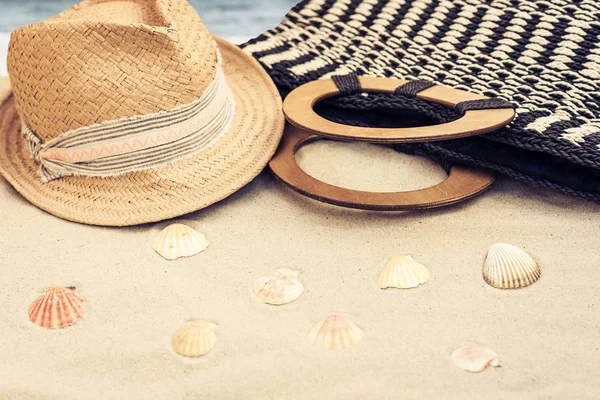 秸秆的帽子，袋子和太阳眼镜热带的海滩上 . — 图库照片