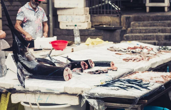 Peixes e mariscos frescos para venda no mercado de peixe de Catania, S — Fotografia de Stock