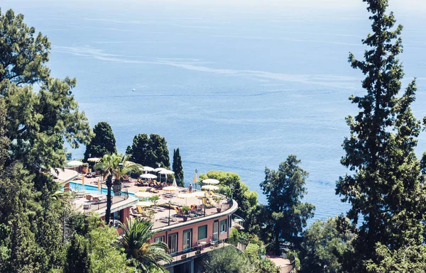 Resort de luxo com piscina e vista para o mar em Taormina, Sic — Fotografia de Stock