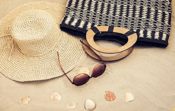 Slaměný klobouk, pytel a slunce brýle na tropické pláži . — Stock fotografie