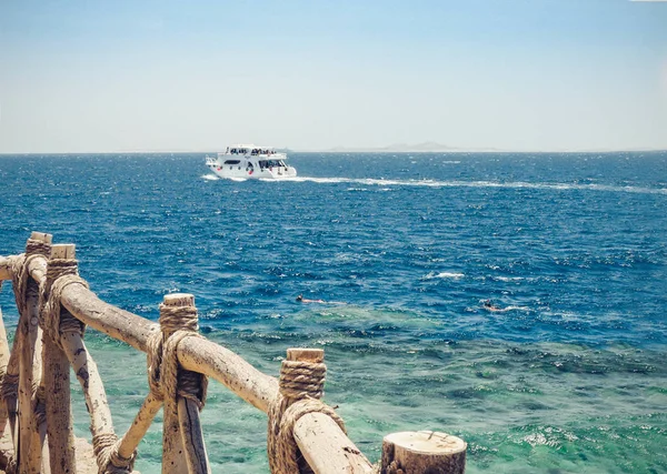 Costa del Mar Rosso con una recinzione in legno e una barca a vela a Shar — Foto Stock