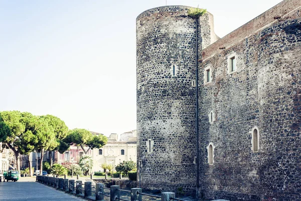 Ulica w pobliżu zamku Castello Ursino w Katanii, Sicil — Zdjęcie stockowe
