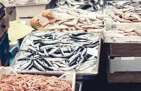 Pescado fresco y mariscos para la venta en el mercado de pescado de Catania, S —  Fotos de Stock