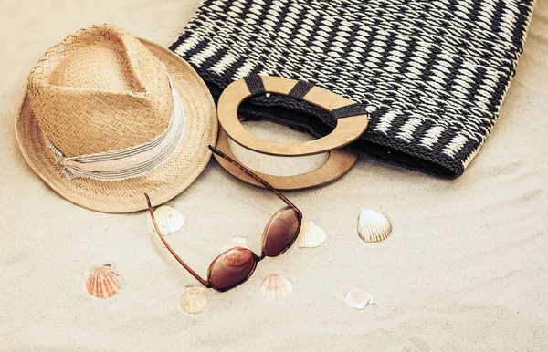 Slaměný klobouk, pytel a slunce brýle na tropické pláži . — Stock fotografie
