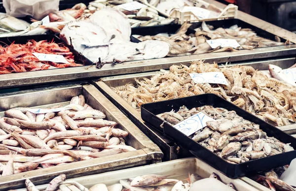 Peixes e mariscos frescos para venda no mercado de peixe de Catania, S — Fotografia de Stock