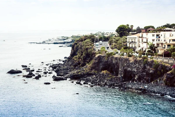 Viaje a Italia - orilla del mar de Acitrezza, Catania, Sicilia, beaut — Foto de Stock