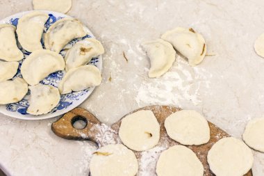 Hazırlamak, pişirmek, lahana ile ev yapımı hamur tatlısı yapmak..