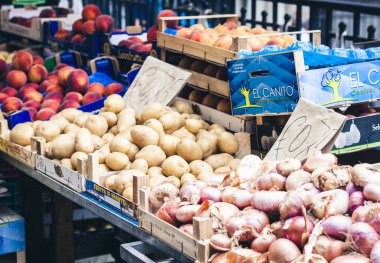 Catania, Sicilya. 13 Ağustos 2018: Çeşitli renklerde taze et.