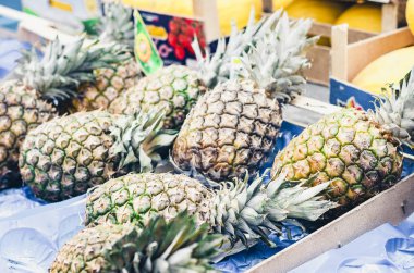 Meyve pazarında ananas, Catania, Sicilya, İtalya.