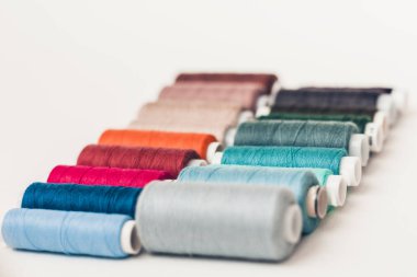 Kopya alanı olan renkli dikiş ipliği bobinleri beyaz arkaplanda 