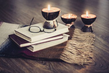 Hindistan cevizi kabuğunda yanan spa aromalı mumlar, yastıklar, gözlükler ve