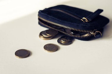 Beyaz arka planda siyah süet deri cüzdan.