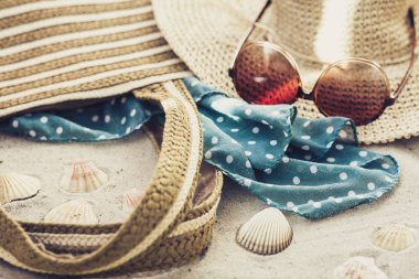 Eski yaz hasır hasır hasır plaj çantası, güneş gözlükleri, şapka kapağı.