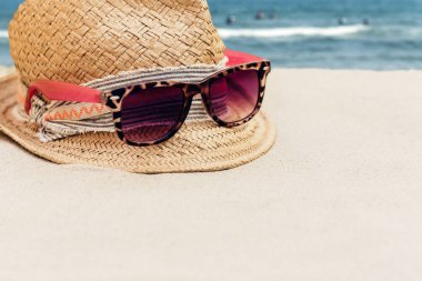 Eski yaz hasır hasır hasır hasır plaj şapkası ve San Nehri 'nde güneş gözlüğü