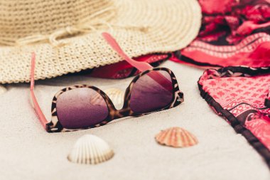 Eski yaz hasır hasır hasır plaj çantası, güneş gözlüğü, şapka, örtü