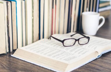 Kitap yığını eğitim geçmişi, açık kitap, gözlük ve bardak